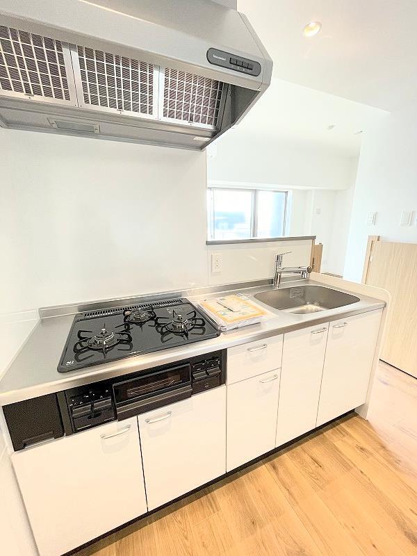 キッチン　システムキッチン・グリル付き３口ガスコンロ