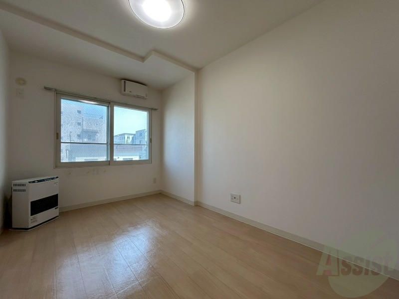 居室・リビング　日当たりが良くて心地よく過ごせそうなお部屋です。