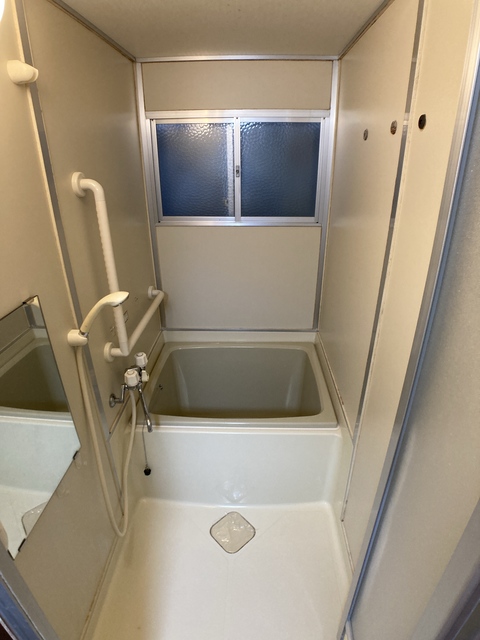 バス・シャワールーム　※補修前の参考画像の為、設備等は現況優先。