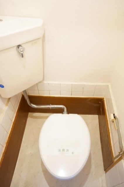 トイレ　※補修前の参考画像の為、設備等は現況優先。