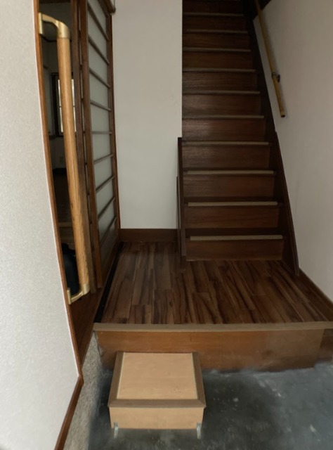 玄関　※補修前の参考画像の為、設備等は現況優先。