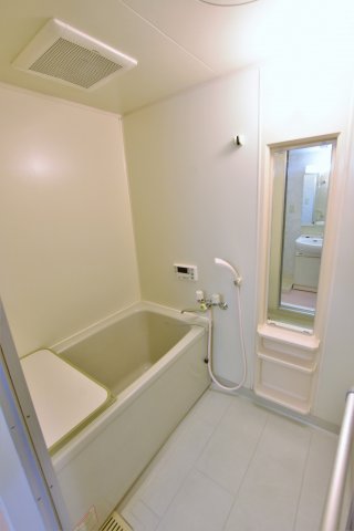 バス・シャワールーム　コンパクトで使いやすいお風呂です