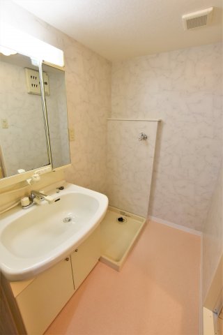 洗面設備　明るい洗面所です