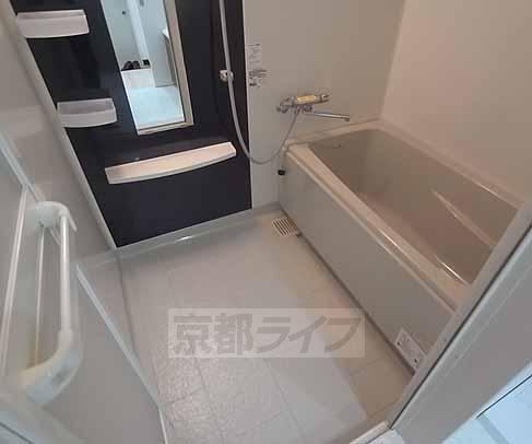 バス・シャワールーム　広い浴槽。ゆっくりつかれますね。