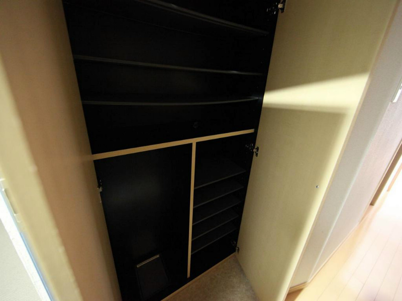 玄関　玄関　シューズボックス付（収納充実してます）