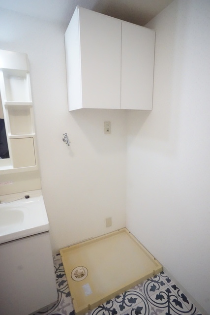 その他　洗濯機置場上部には収納棚が設置されているので便利ですね♪