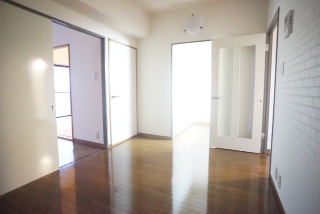 居室・リビング　明るく開放感のあるダイニングキッチンです♪