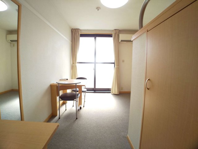 居室・リビング　ワイドな窓にて明るいお部屋