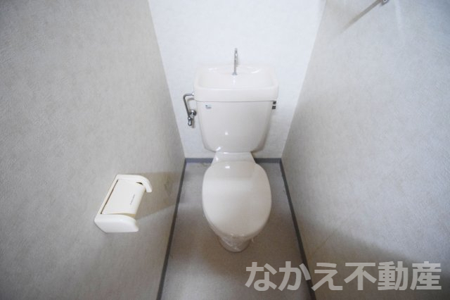 トイレ　落ち着いた色調のトイレです