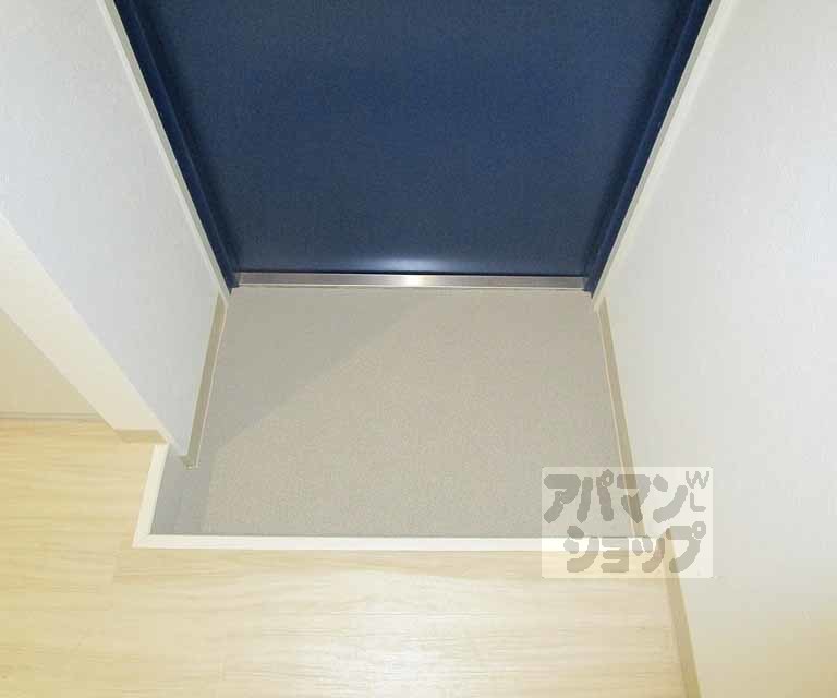 玄関　２０２号室の写真です。