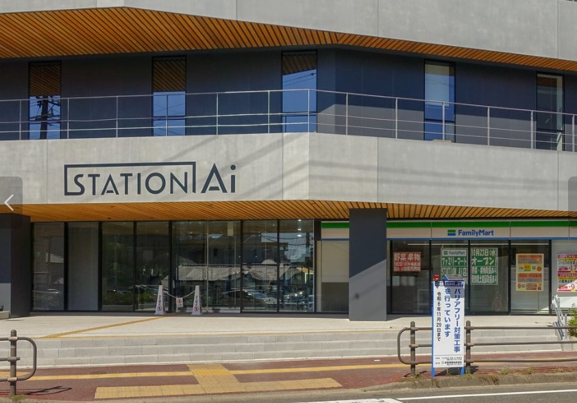 コンビニ　ファミリーマート STATION Ai店（コンビニ）まで200m