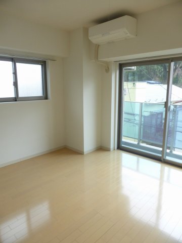 居室・リビング　2面採光のお部屋です。
