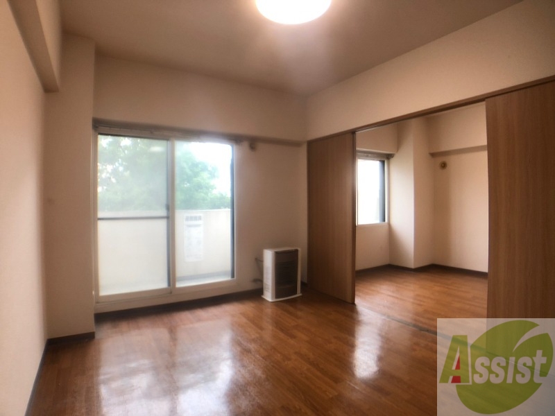 居室・リビング　日当たりが良くて心地よく過ごせそうなお部屋です。