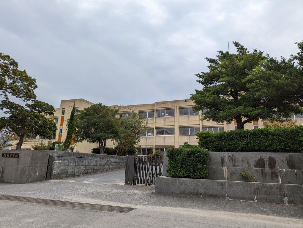 中学校　唐津市立鏡中学校（中学校）まで682m