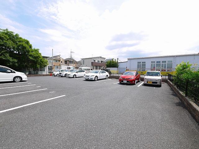駐車場　駐車場があるので、車をお持ちの方も安心です