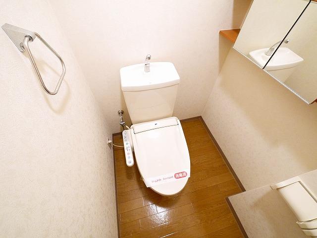 トイレ　棚が便利なトイレです