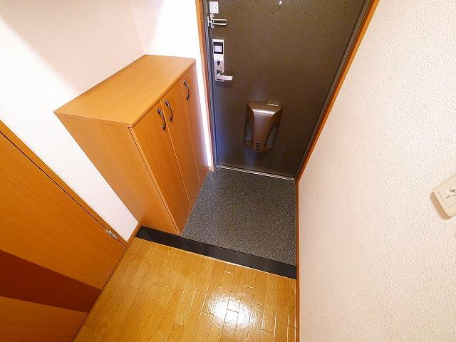玄関　カードキーで防犯面も安心