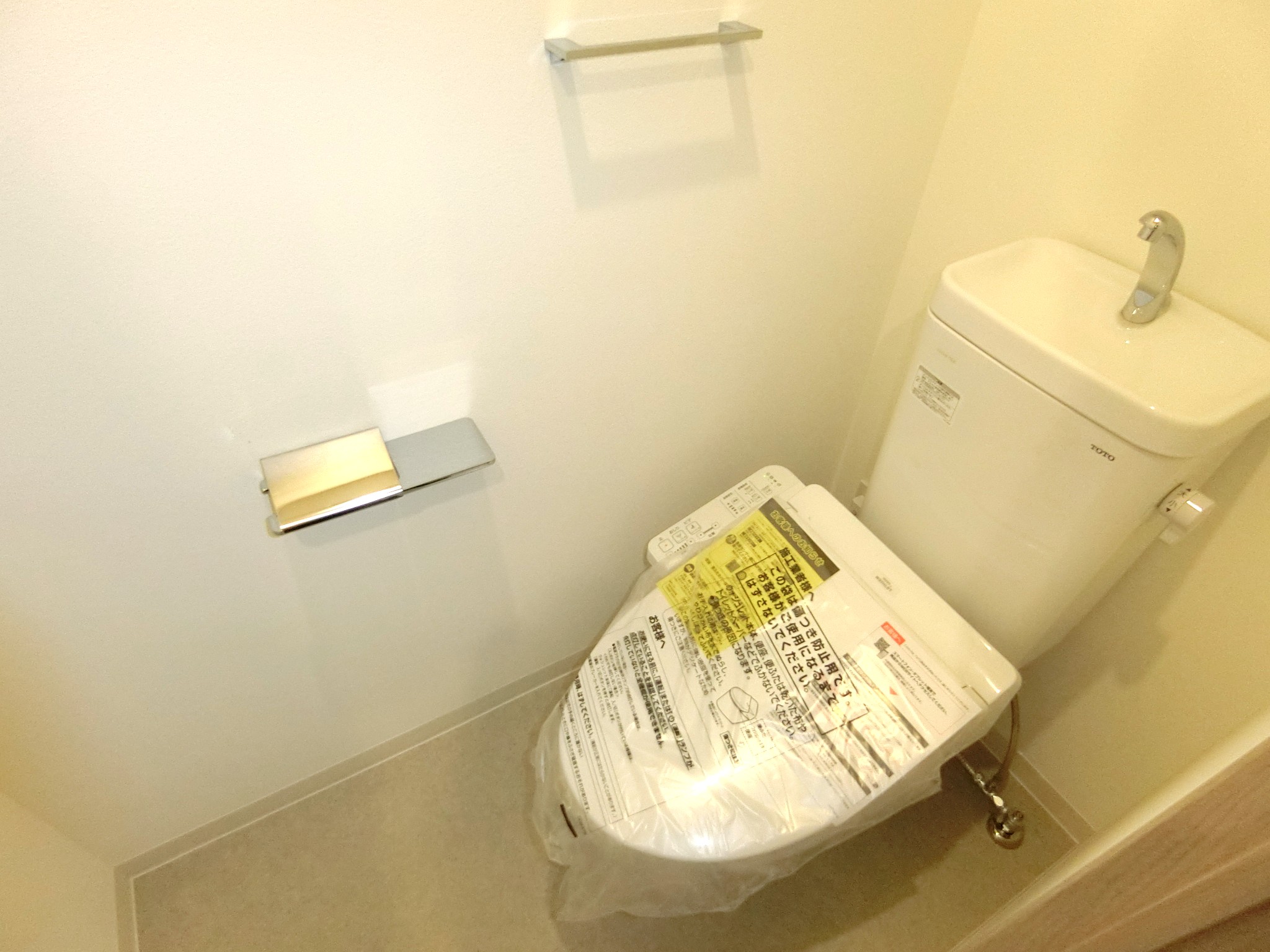 トイレ　温水洗浄機付のトイレです☆