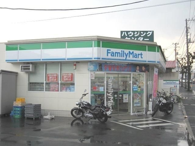 コンビニ　ファミリーマート（コンビニ）まで557m