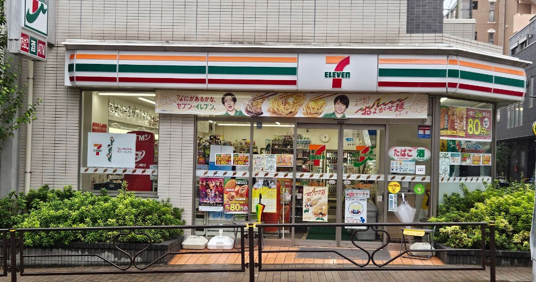 コンビニ　セブンイレブン文京湯島2丁目店（コンビニ）まで133m
