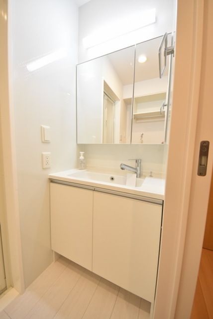 洗面設備　同施工メーカー同タイプの写真
