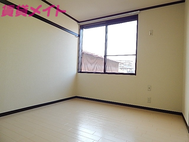 居室・リビング　同物件別部屋写真