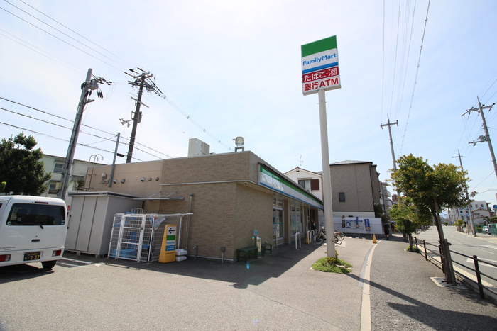 コンビニ　ファミリーマート（コンビニ）まで270m