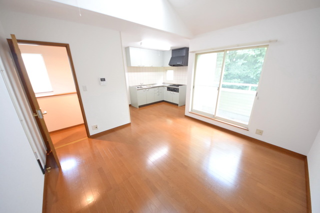 居室・リビング　～広々お部屋で気持ちいい～別号室参考写真～