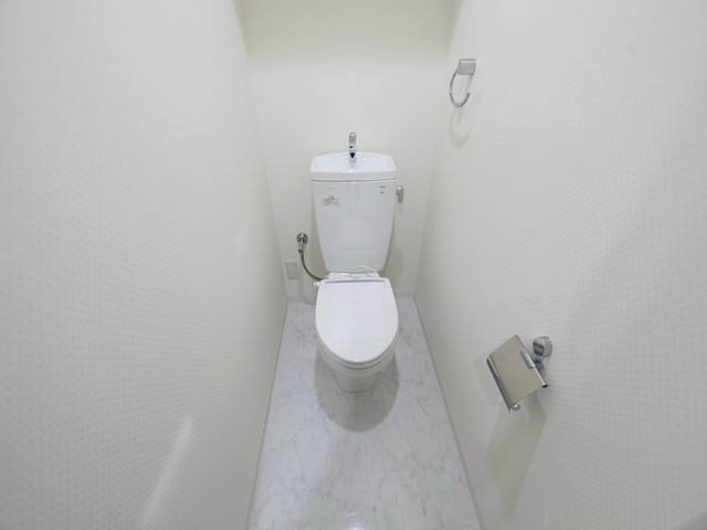 トイレ　暖房便座付トイレ　収納棚付