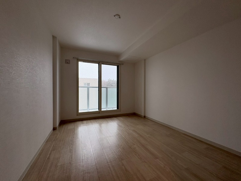 その他部屋・スペース　こちらのお部屋は光が差し込む、温かみのあるお部屋です。