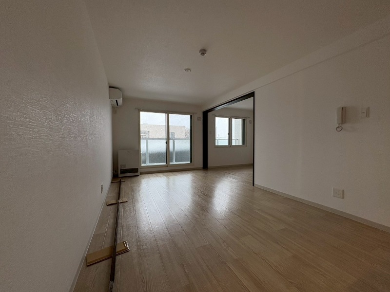 居室・リビング　木目のフローリングは落ち着きのある印象のお部屋になりますね。