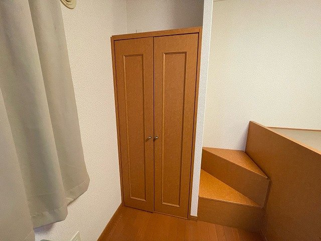 その他部屋・スペース　居室：１Fはフローリング　2Fは絨毯