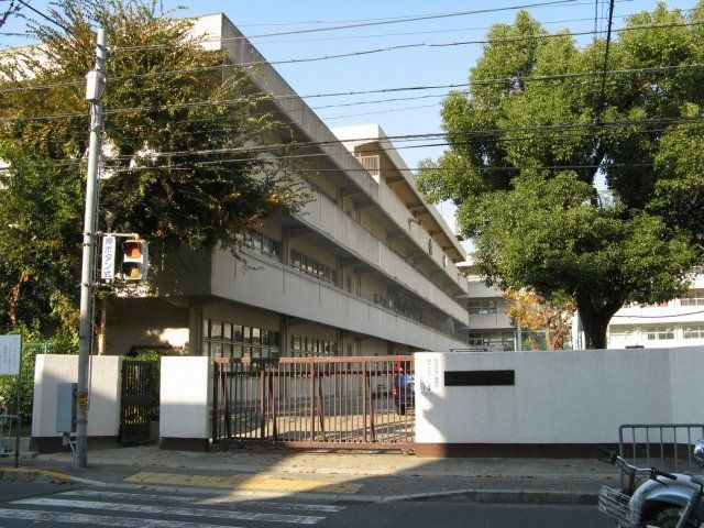 中学校　吹田市立豊津西中学校（中学校）まで527m
