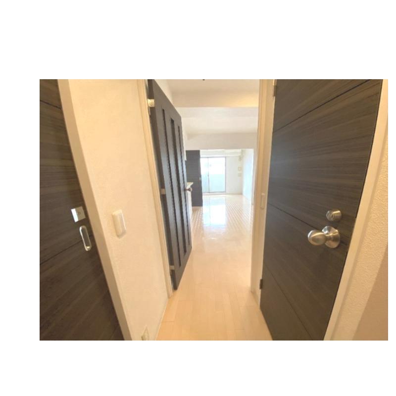玄関　玄関の先はやわらかな光が入るお部屋が！！
