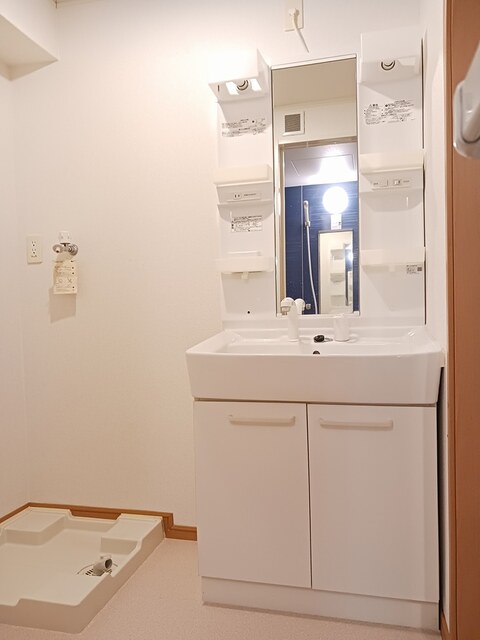 洗面設備　シャワー付き洗面台で朝の準備も楽々♪