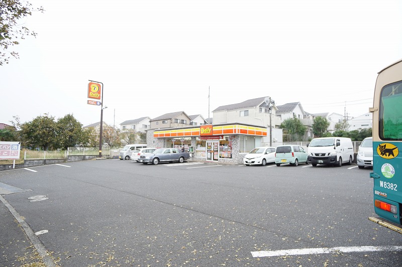 コンビニ　デイリーヤマザキ　横浜美しが丘西店（コンビニ）まで923m