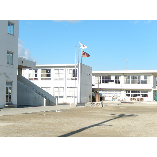 小学校　中央小学校（羽島）（小学校）まで780m