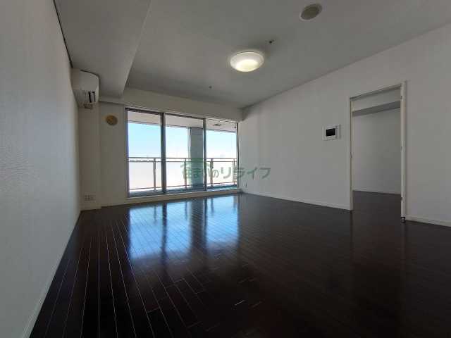 居室・リビング　同タイプ反転のお部屋でございます。