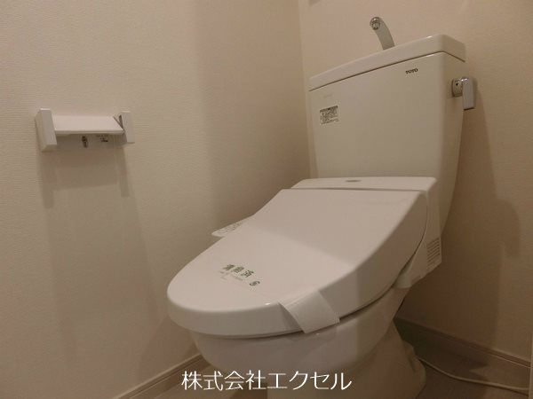 トイレ　嬉しい温水洗浄便座完備です。