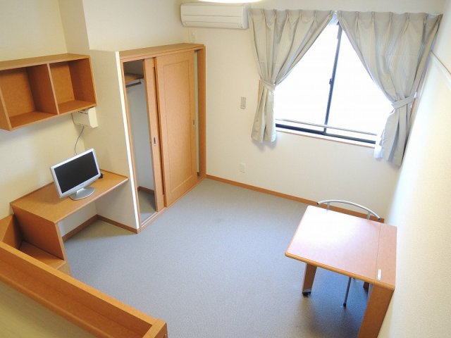 レオパレスMUTSUMIの居間写真