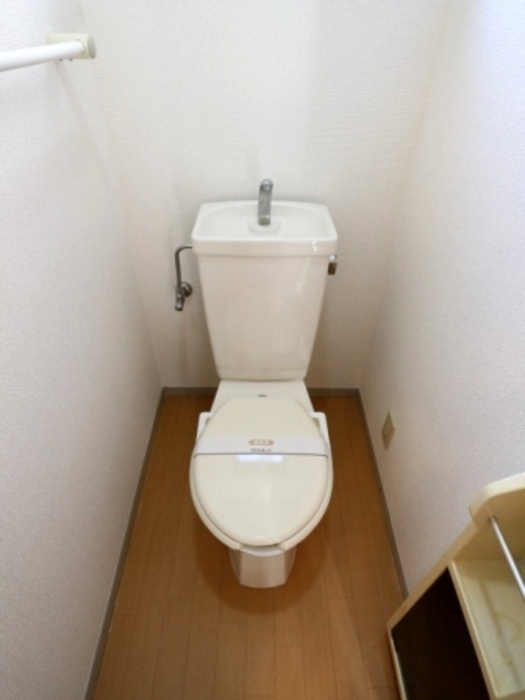 トイレ　落ち着いた色調のトイレです