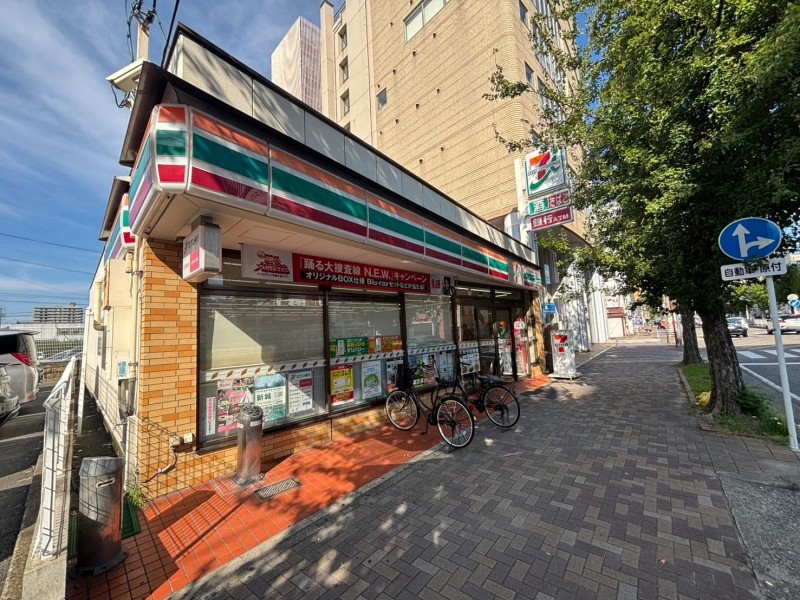 コンビニ　ファミリーマート 那古野南店（コンビニ）まで447m