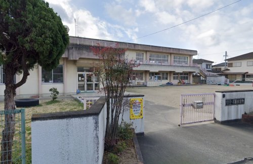 幼稚園・保育園　名草保育所（幼稚園・保育園）まで561m