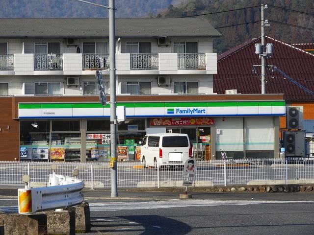コンビニ　ファミリーマート（コンビニ）まで650m