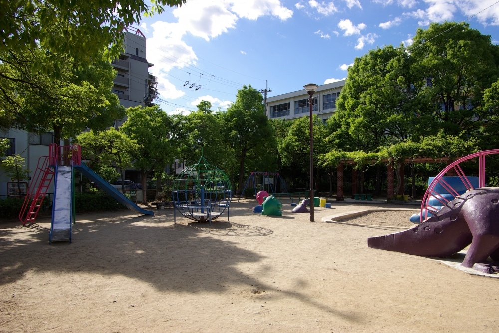 【猪名寺ツーワンビルの公園】