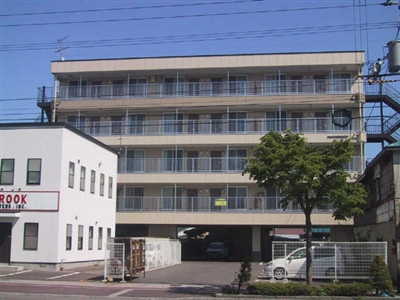 【函館市栄町のアパートの建物外観】