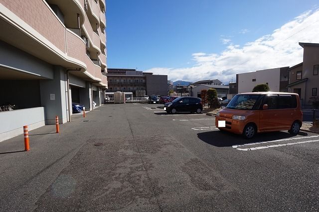 【北九州市八幡西区陣原のマンションの駐車場】