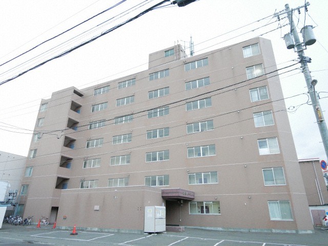 札幌市豊平区月寒西二条のマンションの建物外観