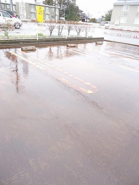 【柏崎市茨目のアパートの駐車場】