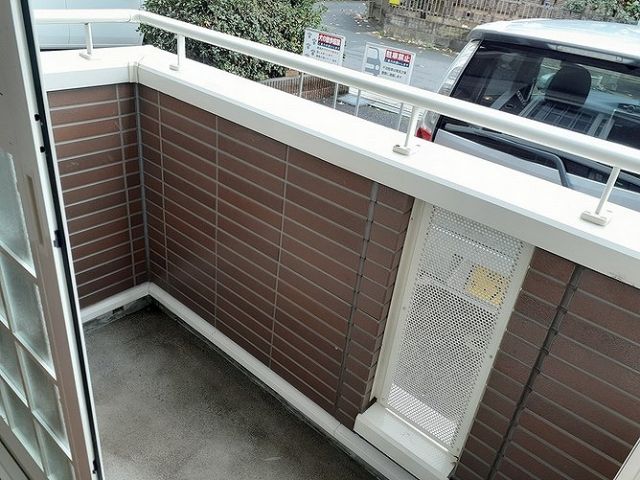 【越谷市大字南荻島のアパートのエントランス】